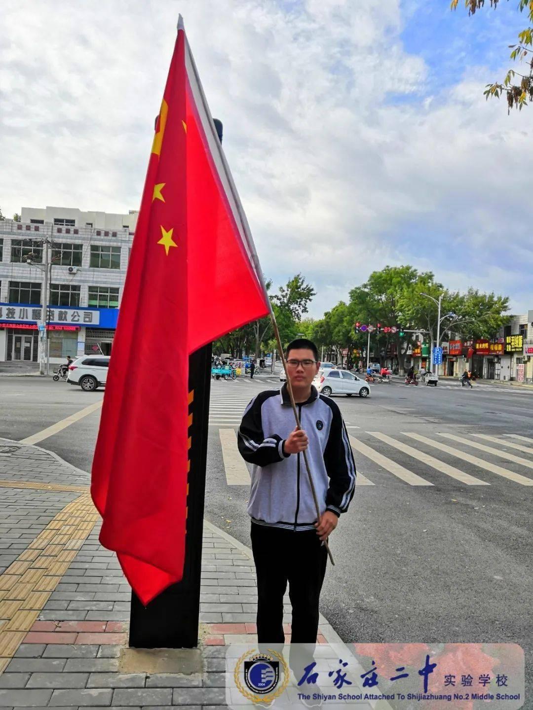 驾驶员往车外扔烟头，悲剧了，把自己的车点燃了
