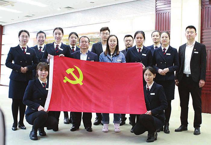 彝良烟草公司为龙洞村安装“民心灯”